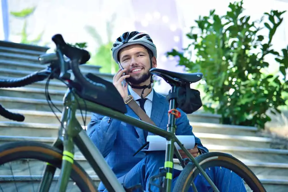 Е-Вело Просто - мужчина в велошлеме, все про электровелосипеды, удобно, практично и просто