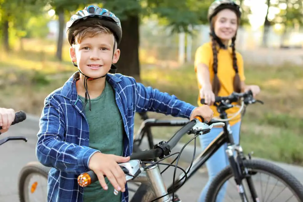 Е-Вело Просто - дети в велошлемах, все про электровелосипеды, удобно, практично и просто