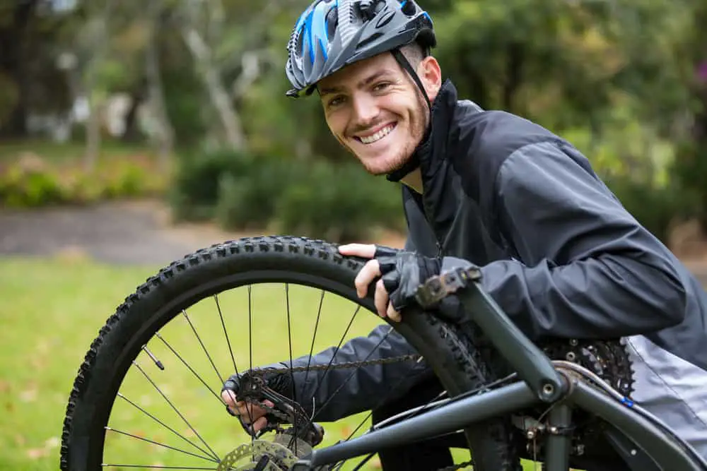 Е-Вело Просто - мужчина в велошлеме, все про электровелосипеды, удобно, практично и просто